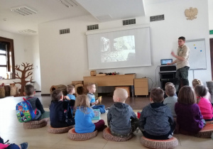Dzieci oglądające film edukacyjny podczas warsztatów